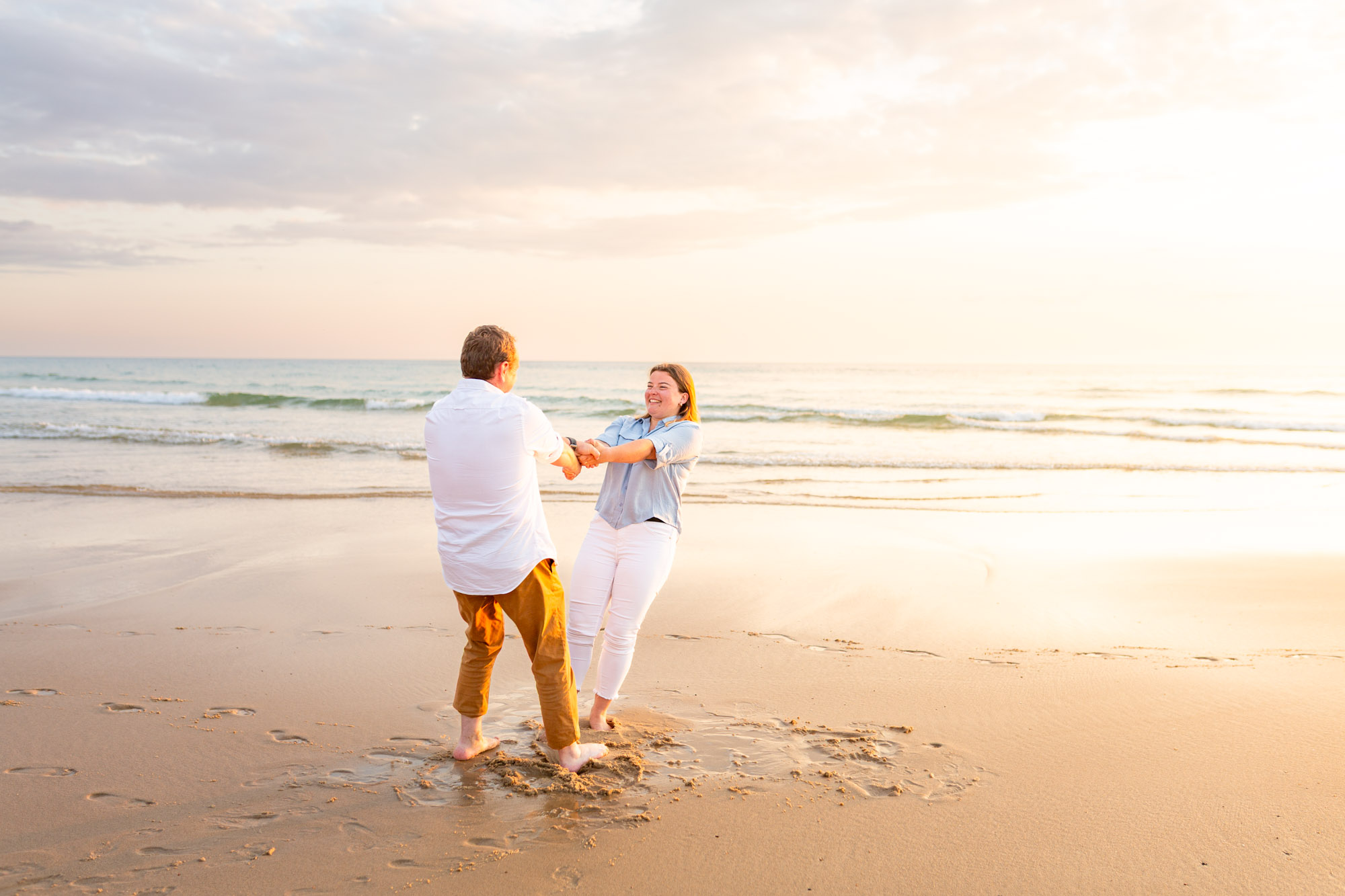 photographe couple au pays basque au coucher du soleil