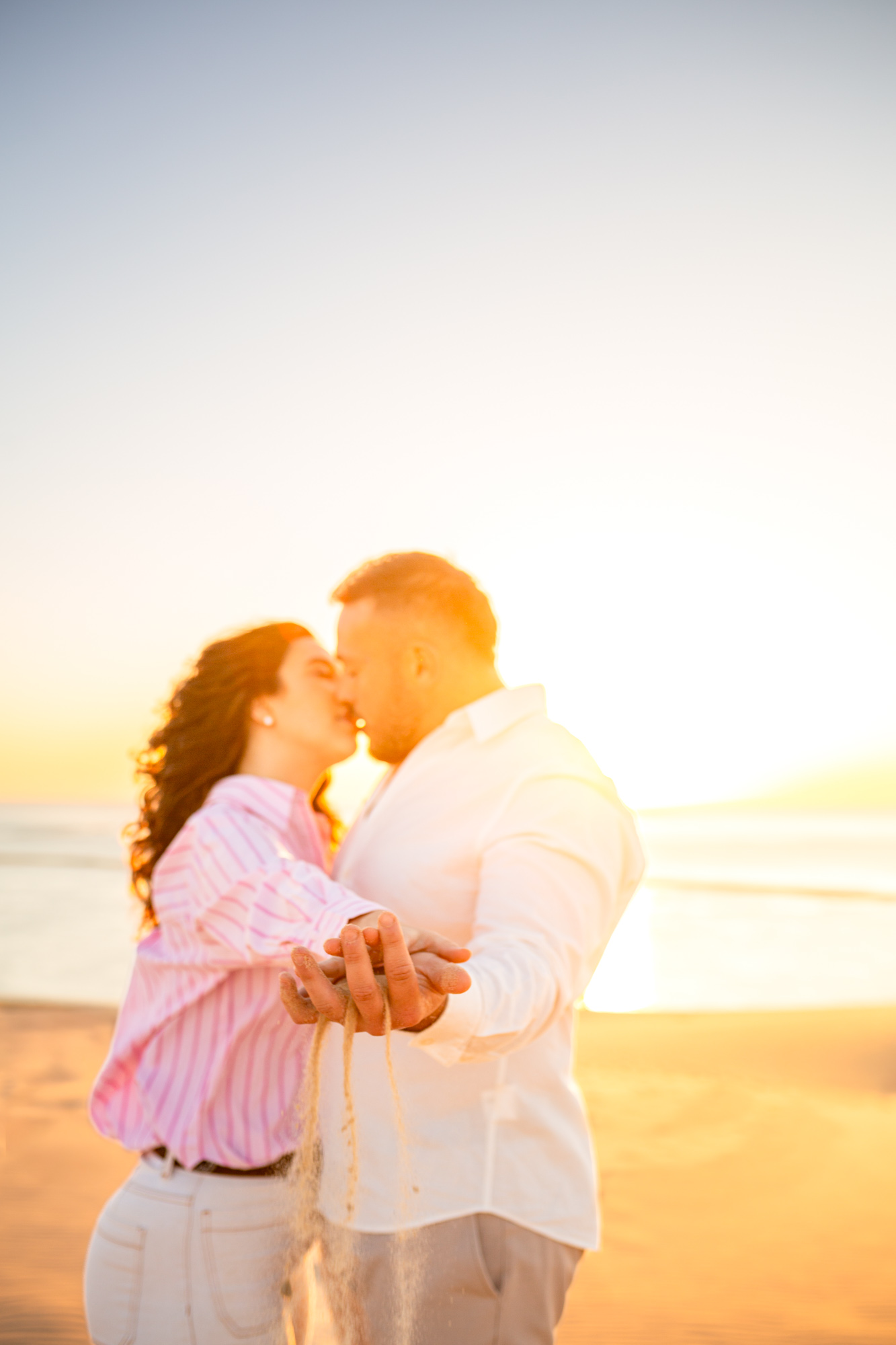 photos de couple au Pays Basque au coucher du soleil